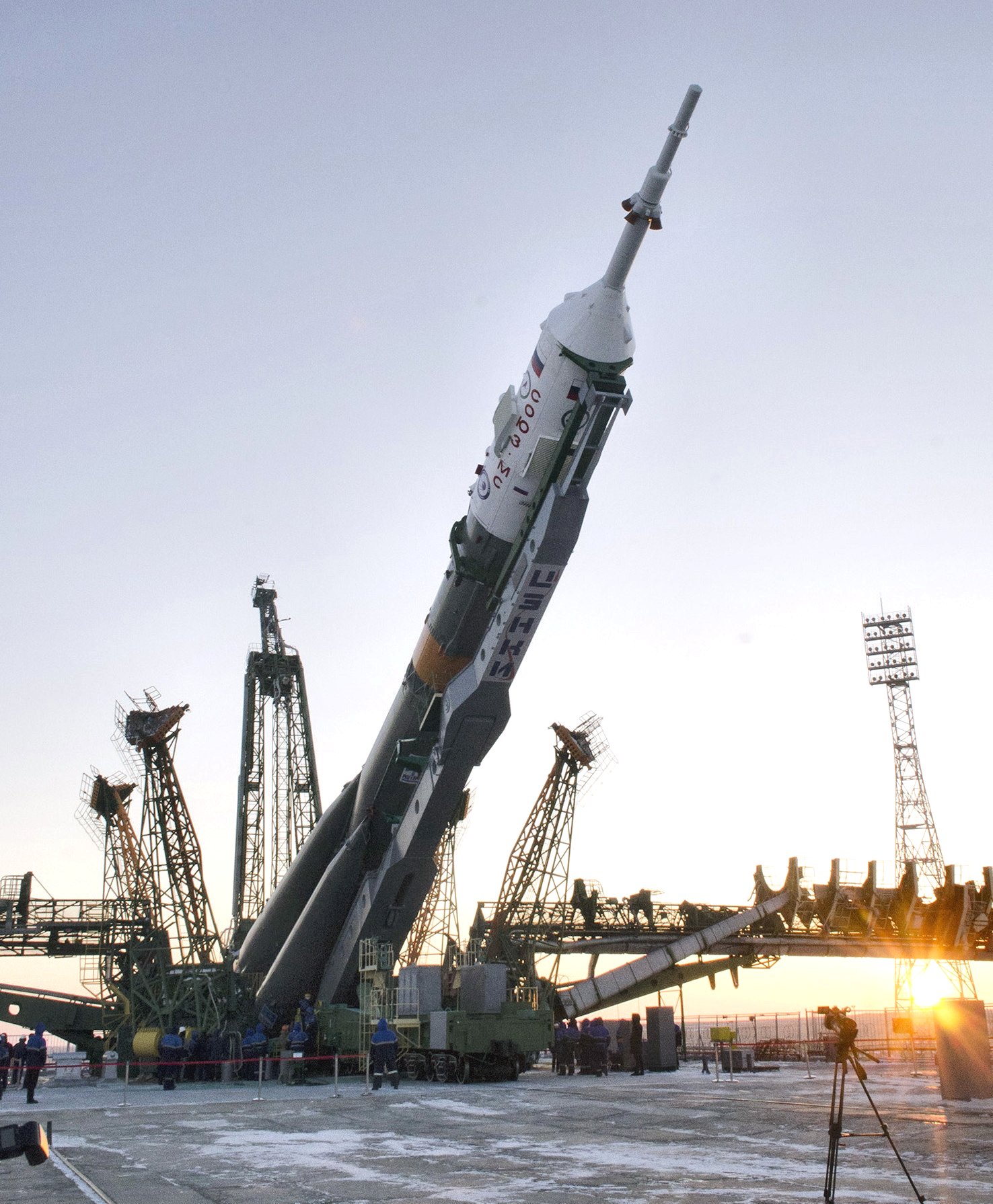 列車で運ばれ、発射台で垂直にされるソユーズロケット。金井宣茂さんらが搭乗し、国際宇宙ステーションに向かう（15日、カザフスタン・バイコヌール宇宙基地、時事）