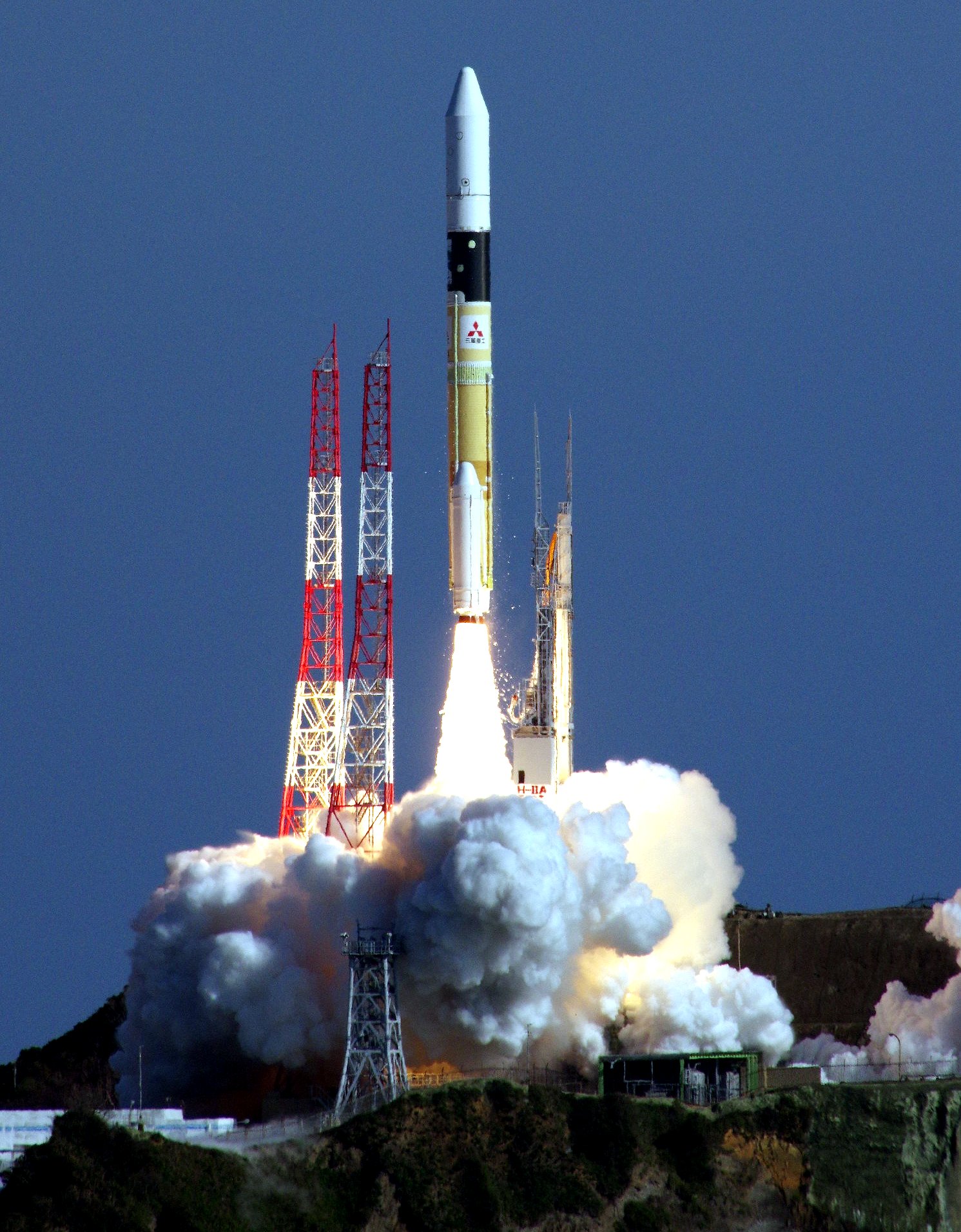 気候変動観測衛星「しきさい」と試験機「つばめ」を搭載し、打ち上げられたH2Aロケット37号機（23日午前、時事）
