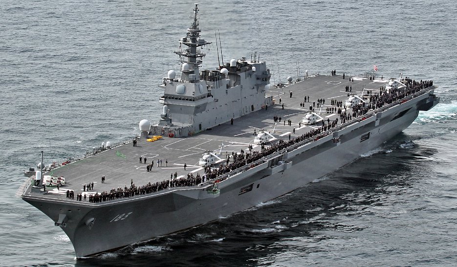 戦闘機の発着が可能な空母への改修が検討されている海上自衛隊最大級の護衛艦「いずも」（2015年10月、時事）