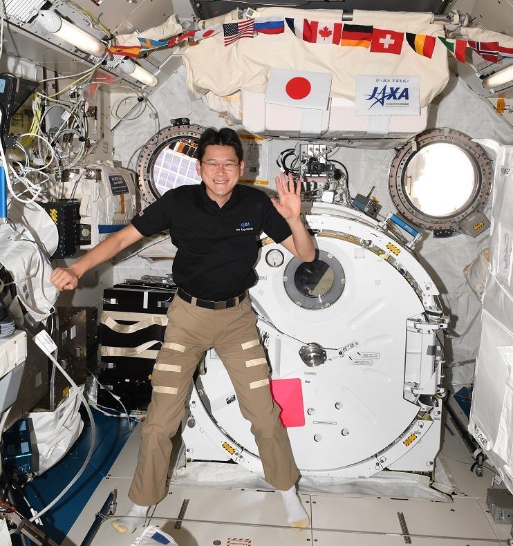 国際宇宙ステーション（ISS）日本実験棟「きぼう」で手を振る金井宣茂さん（金井宇宙飛行士のツイッターより、時事）