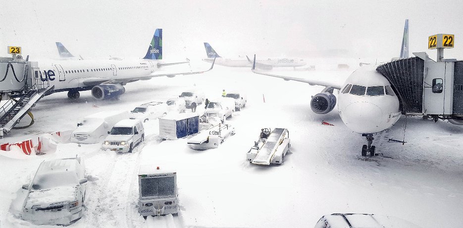 雪に覆われたニューヨークのジョン・F・ケネディ空港（4日、AFP＝時事）