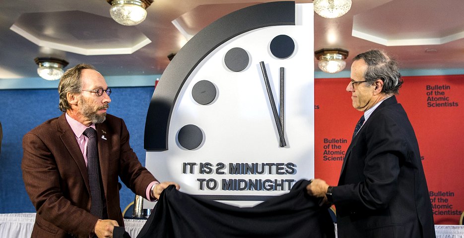 ワシントンで、人類滅亡を象徴する午前0時まであと2分となった「終末時計」を示す「ブレティン・オブ・ジ・アトミック・サイエンティスツ」の関係者（25日、EPA＝時事）