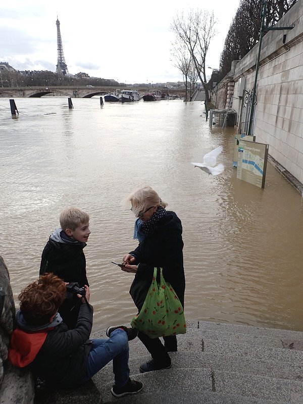 平年を大きく上回る降雨が続き、大規模な増水に見舞われたパリのセーヌ川（24日、時事）
