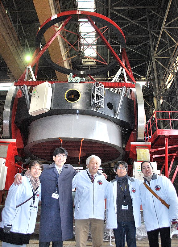 完成した「TAO望遠鏡」。中央は東京大天文学教育研究センターの宮田隆志教授（28日、兵庫県播磨町＝時事）