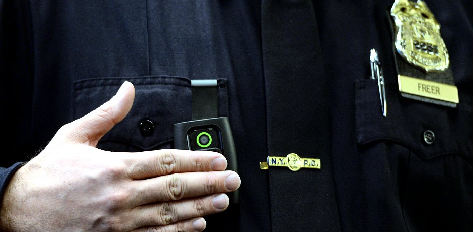 ニューヨーク市警の警官の制服の胸の部分に装着された小型カメラ（EPA＝時事）