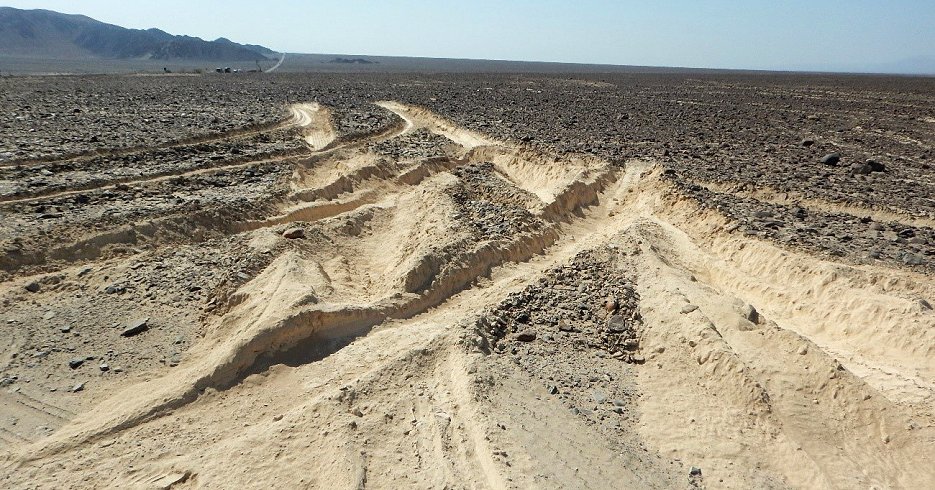 トラックに踏みにじられて一部が破損したペルーの世界遺産「ナスカの地上絵」（ペルー文化省提供　1月27日、AFP＝時事）