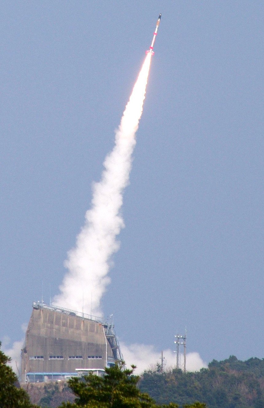 内之浦宇宙空間観測所から打ち上げられた衛星用で世界最小級ロケット「SS-520」5号機（3日午後2時3分、鹿児島県肝付町＝時事）