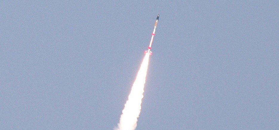 内之浦宇宙空間観測所から打ち上げられた衛星用で世界最小級のロケット「SS-520」5号機（3日午後2時3分、鹿児島県肝付町＝時事）