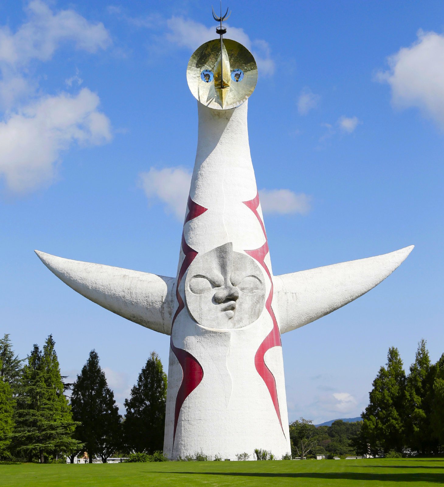 太陽の塔（大阪・吹田市の万博記念公園、時事）