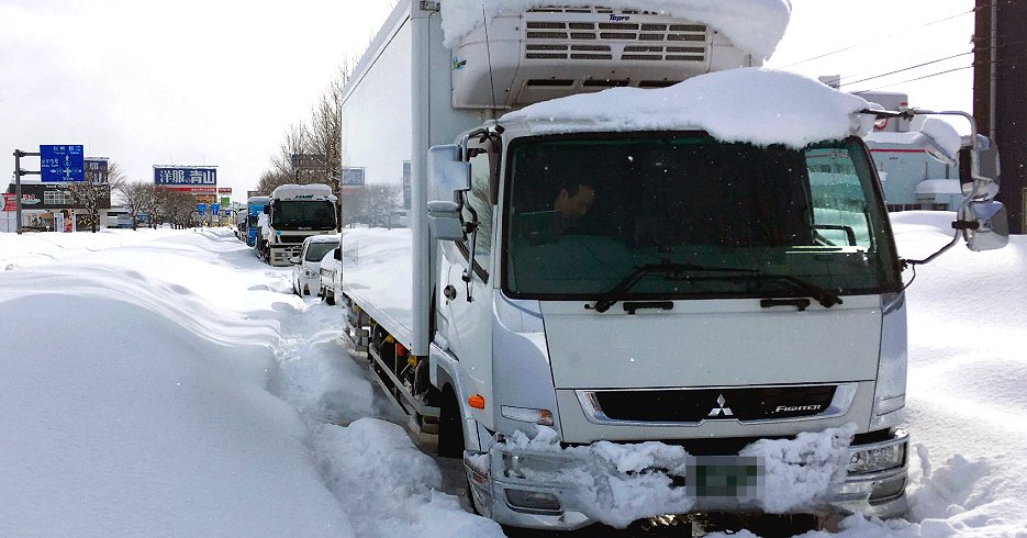 大雪のため国道8号で立ち往生する車両の列（7日午後、福井市内＝時事）