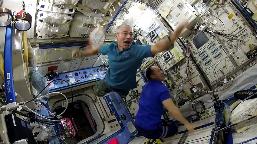 ISSで開催された史上初の宇宙バドミントン（ロスコスモス提供）