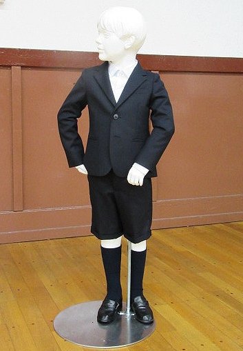 東京・銀座にある中央区立泰明小学校が導入する高級ブランド「アルマーニ」の標準服（男子用）（中央区教育委員会提供、時事）