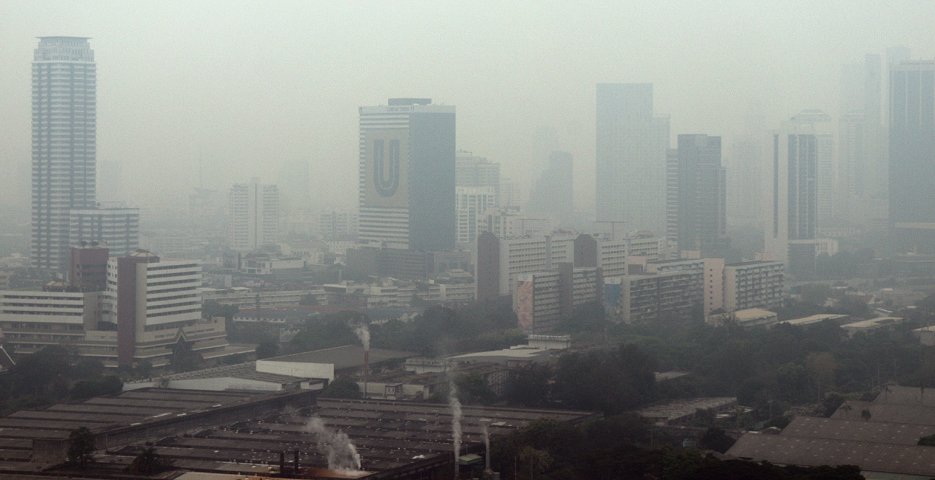 大気汚染で視界が悪化したバンコク市街地（8日、時事）