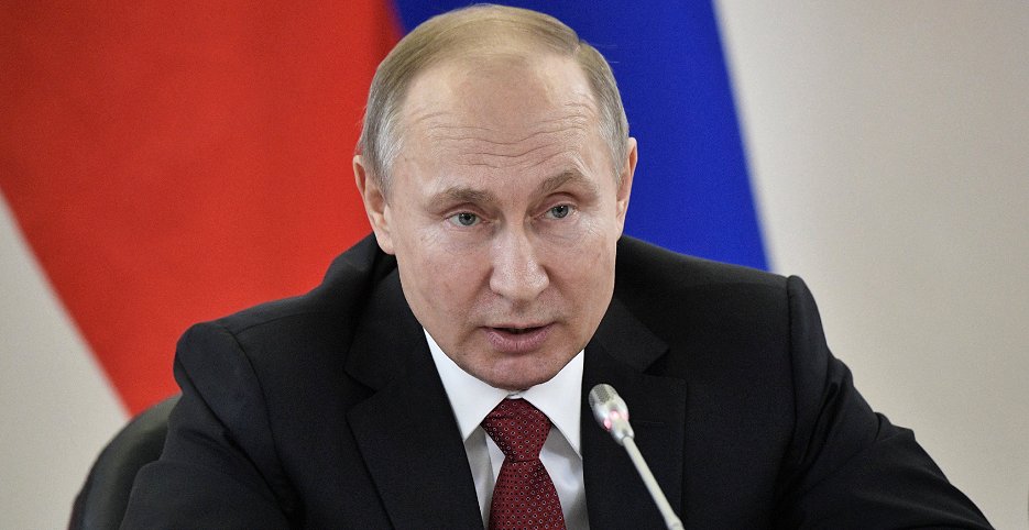 ロシアのノボシビルスクで行われた会合に出席したプーチン大統領（8日、EPA＝時事）