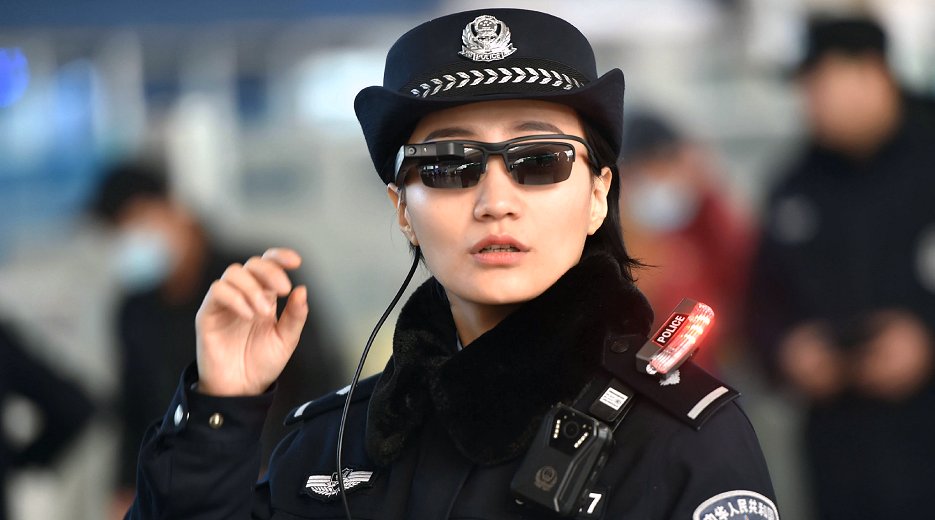 人工知能（AI）による顔認証システムと連動したメガネ型情報端末を使用する中国の警官（5日、河南省鄭州市　AFP＝時事）