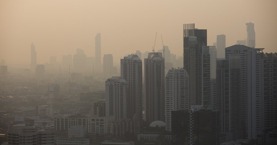 バンコク市内を覆うスモッグ。タイの首都の大気汚染は、15日には北京の2倍超の水準を記録した（2月15日、ブルームバーグ）