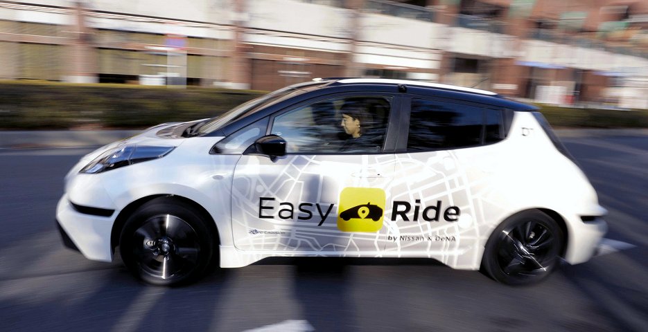 日産とDeNAは無人タクシーの公道実験を横浜市のみなとみらい地区周辺で実施する。スマホ専用アプリで乗降地や乗車時間を設定し、目的地は漠然としたリクエストも可能だ（ブルームバーグ）