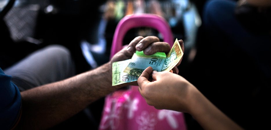 ベネズエラは国民の外貨購入を禁じているため、自国通貨ボリバルを受け付けてもらえない国民はペトロ購入からシャットアウトされている（ブルームバーグ）