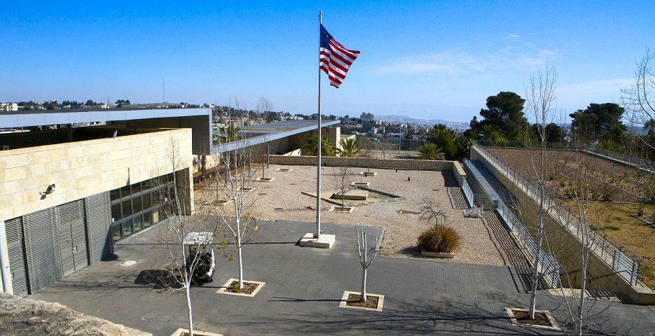 エルサレムにある米総領事館施設の外観（17年1月撮影、EPA＝時事）