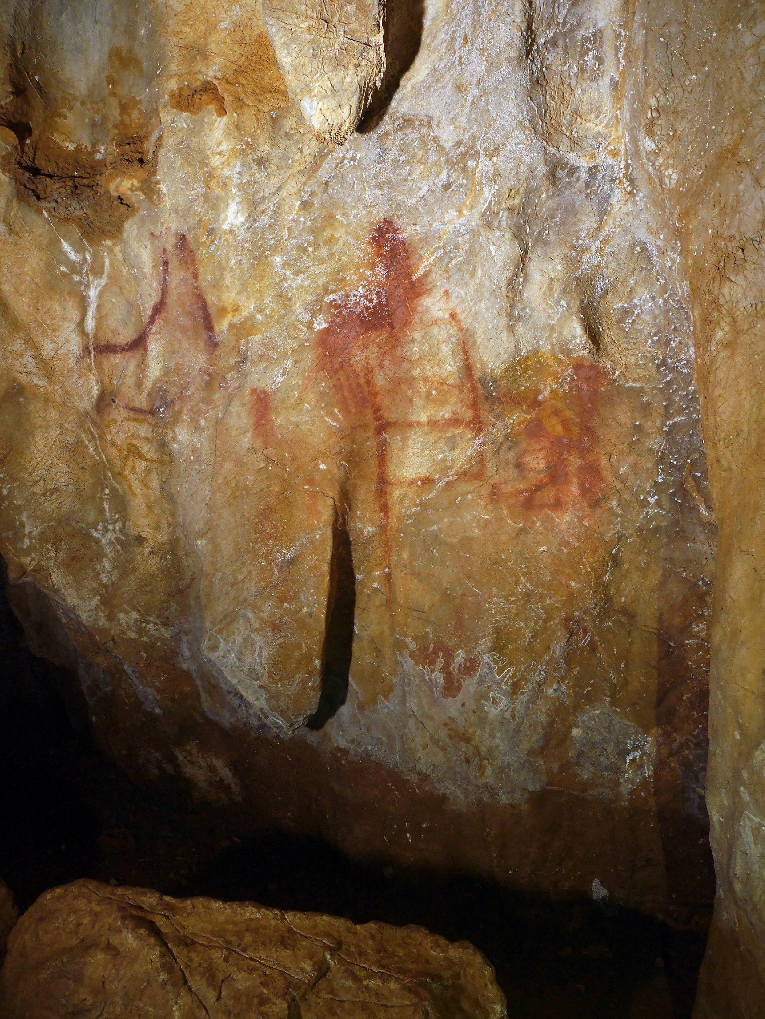 スペイン北部にあるラ・パシエガ洞窟の壁画。ネアンデルタール人が6万4800年以上前に描いたと推定された（ドイツ・マックスプランク研究所、英サウサンプトン大提供、時事）