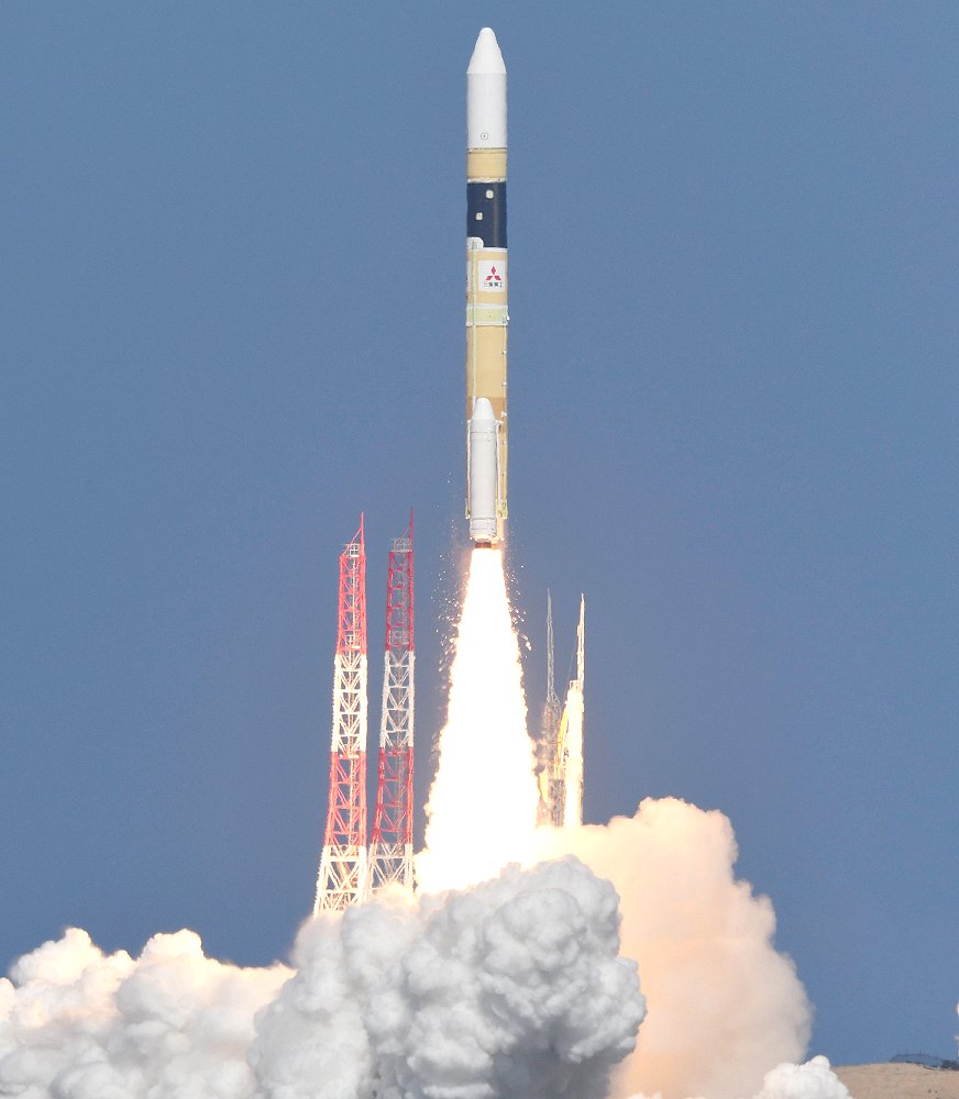 情報収集衛星「光学6号機」を搭載し、打ち上げられるH2Aロケット38号機（27日午後、時事）