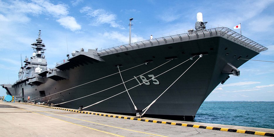 海上自衛隊の護衛艦「いずも」（17年5月、IMDEX Asia 2017、シンガポール＝ブルームバーグ）