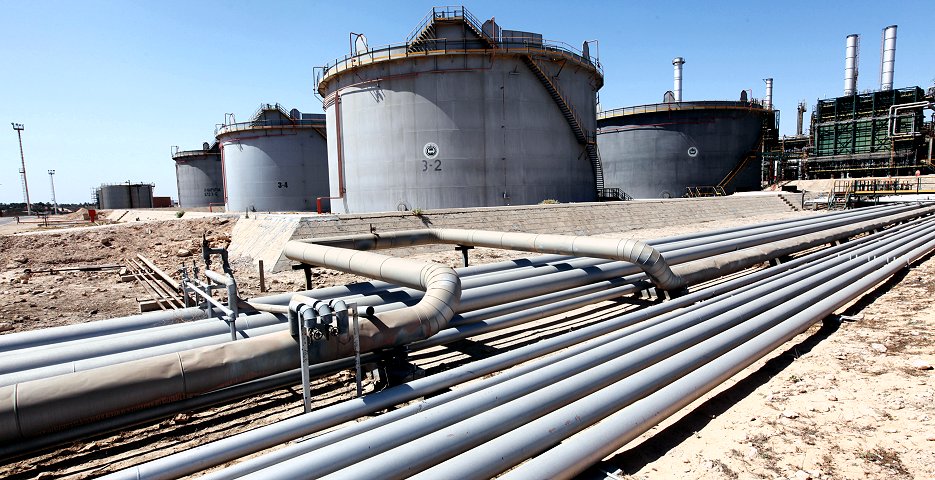 リビアのトリポリ近郊のザウィヤ製油所の燃料貯蔵タンク（ブルームバーグ）