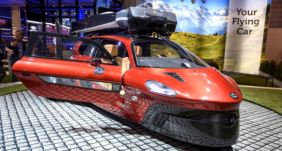 ジュネーブ国際自動車ショーで公開された「空飛ぶ車」（6日、EPA＝時事）
