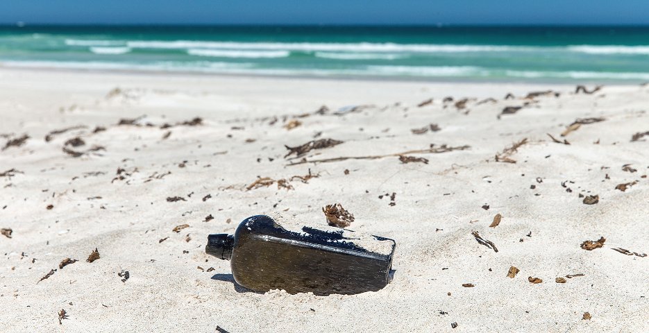 海に投入してから132年ぶりに見つかった「瓶入りの手紙」。© KymIllman.com（西オーストラリア博物館提供・時事）
