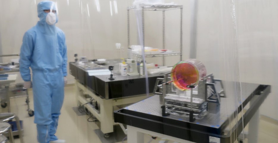 重力波観測装置「KAGRA（かぐら）」に設置されるサファイア鏡。表面が赤いのは、ほこりを防ぐ保護膜が付いているため（8日、時事）