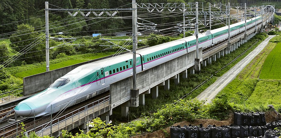 青森県内を走行する北海道新幹線（車両はE5タイプ、撮影：本社 田山浩一）
