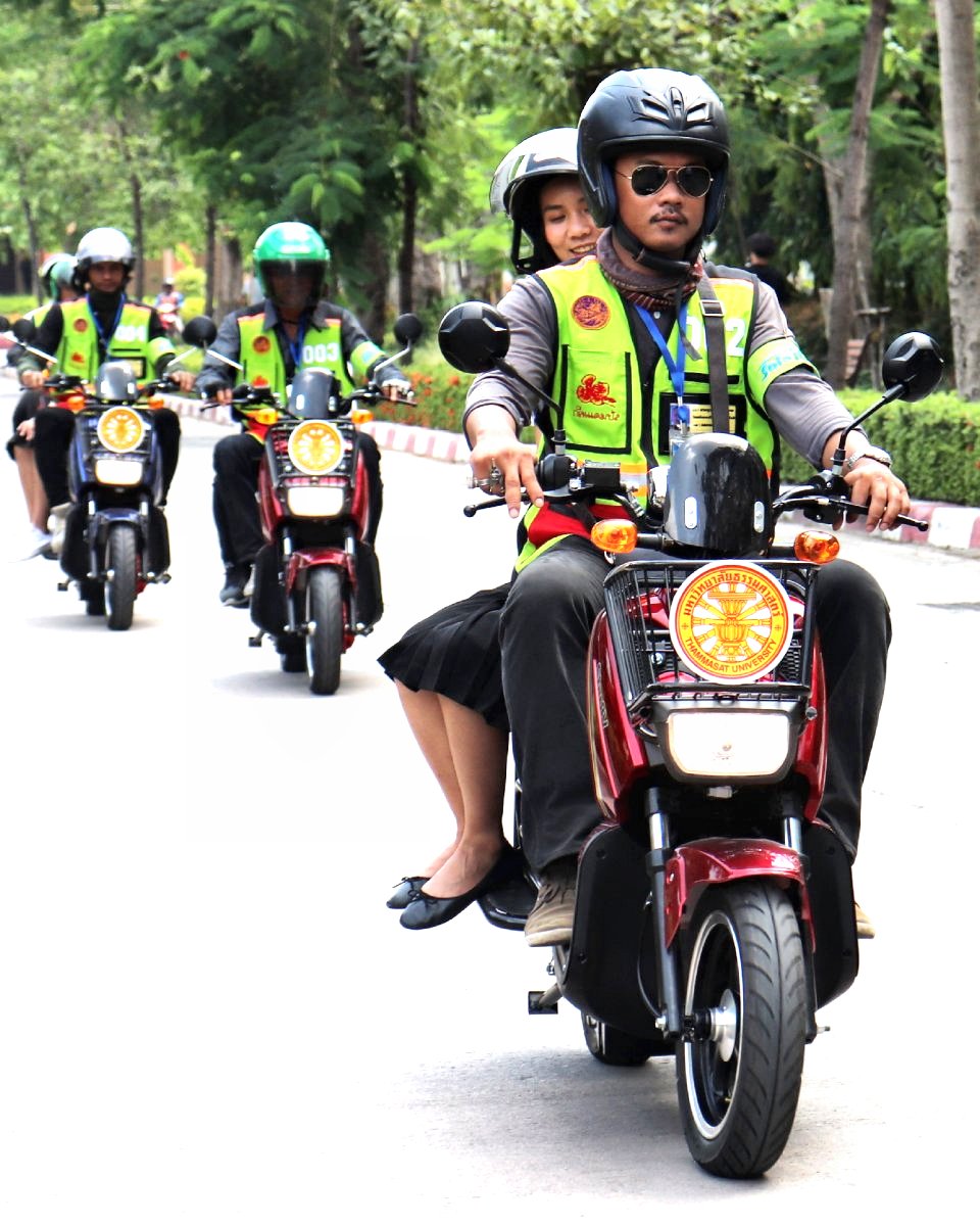 バンコク郊外のタマサート大学ランシット・キャンパス内を走る電動バイクタクシー（29日、時事）