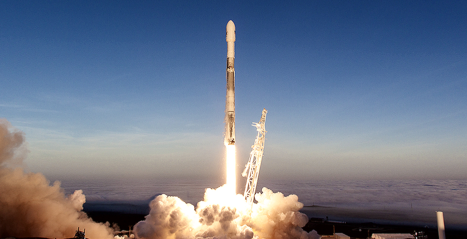 カリフォルニアのヴァンデンバーグ空軍基地から打ち上げられた「ファルコン9」ロケット（3月30日午前、スペースX提供）