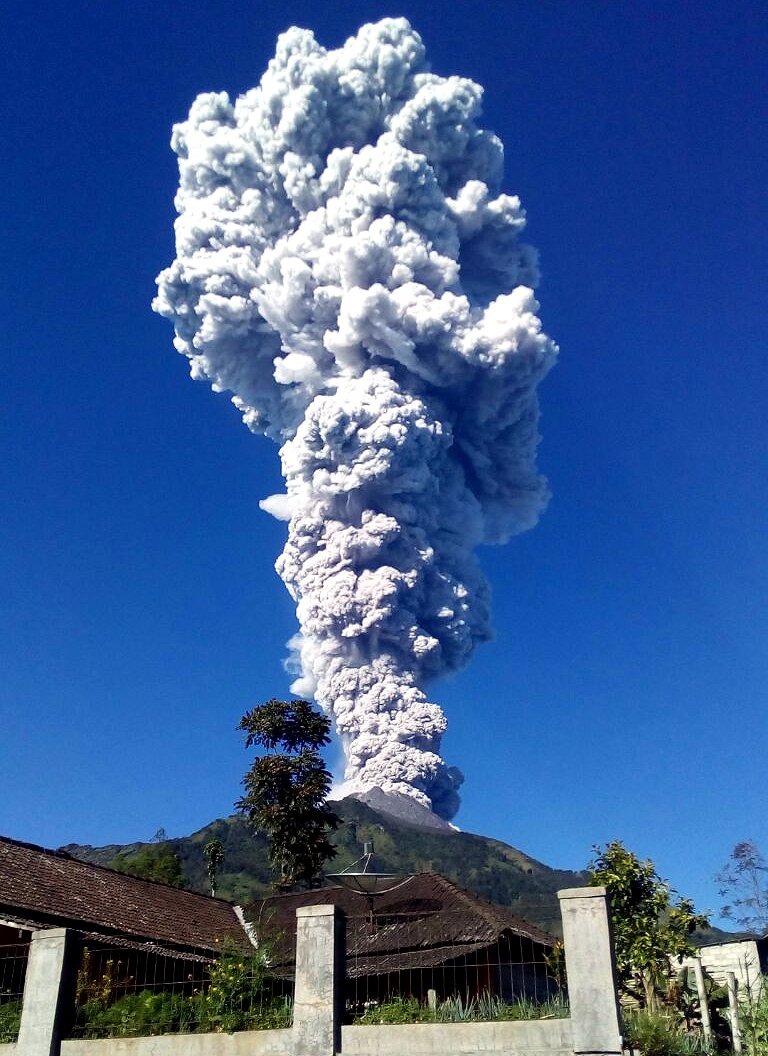 水蒸気爆発が起きたインドネシアのムラピ山（国家防災庁提供）（11日、時事）