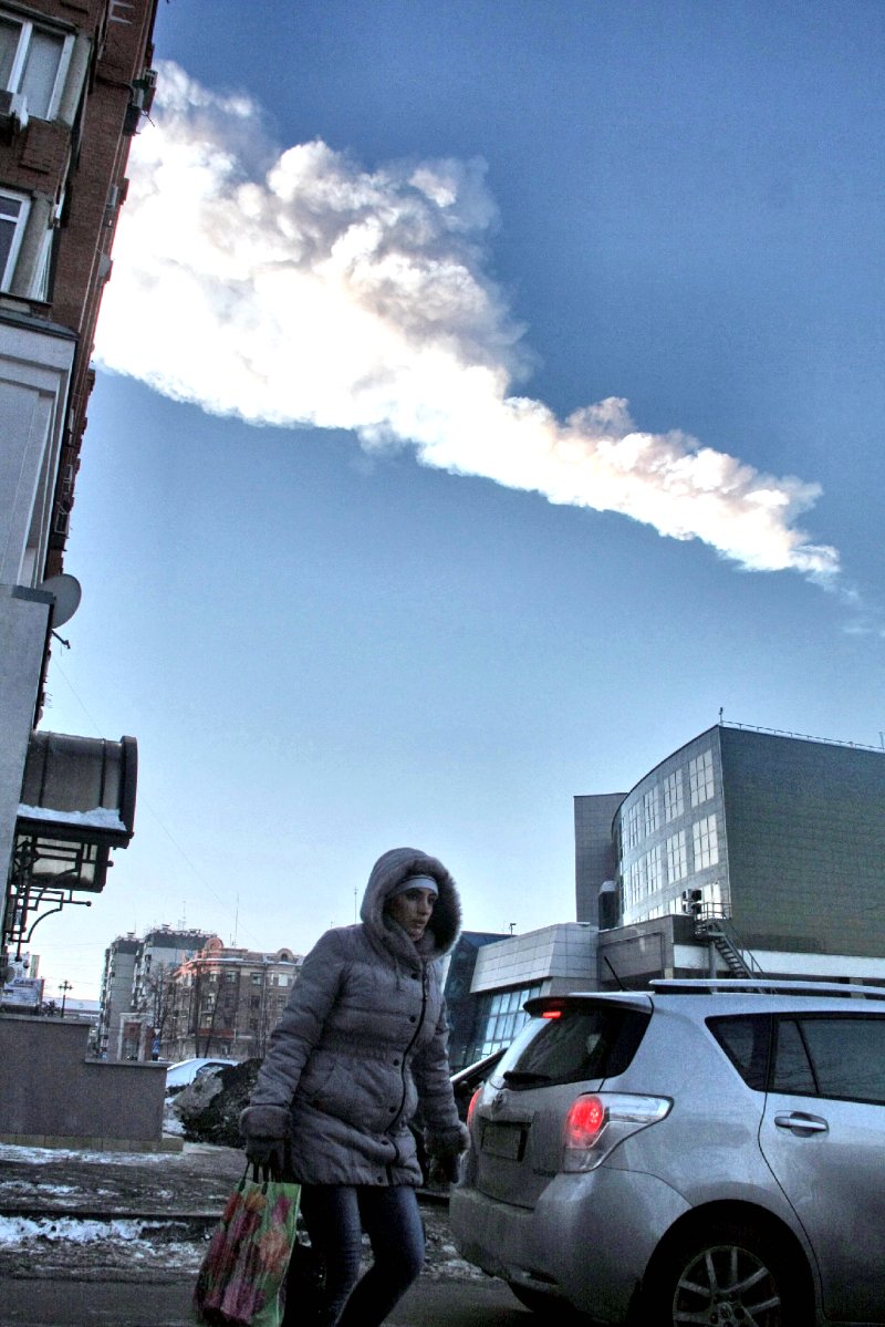 ロシアのチェリャビンスク州上空に残る隕石が通った跡（13年2月、EPA時事）