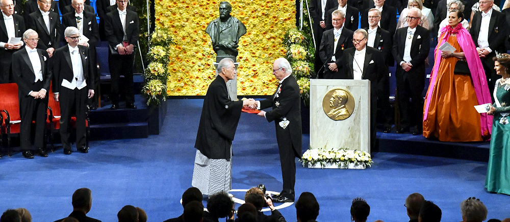 ノーベル賞授賞式で、医学生理学賞のメダルと賞状を受け取った本庶佑・京都大特別教授（中央左）（10日、ストックホルム＝代表撮影・時事）