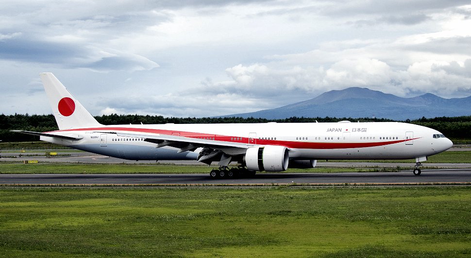 航空自衛隊千歳基地に到着した新政府専用機「777-300ER」型機（17日＝時事）