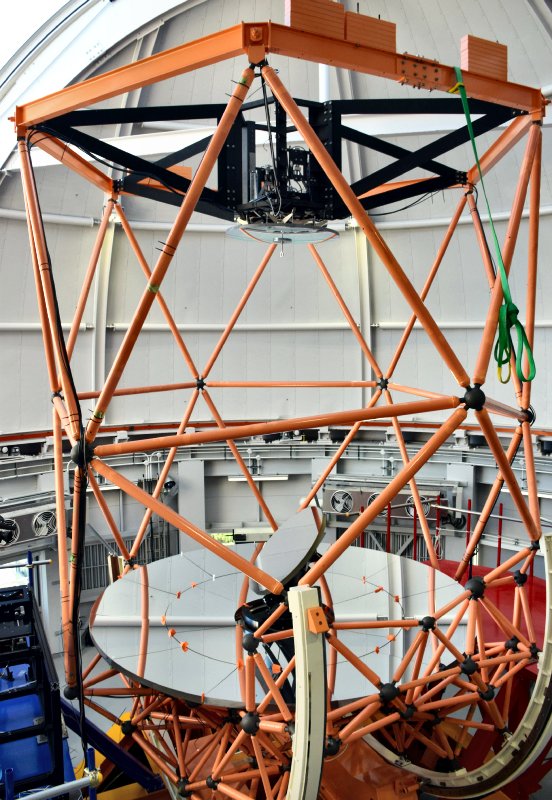 公開された天体望遠鏡「せいめい」。18枚の鏡を組み合わせた主鏡（下方の円形部分）は東アジア最大級（17日、岡山県浅口市＝時事）