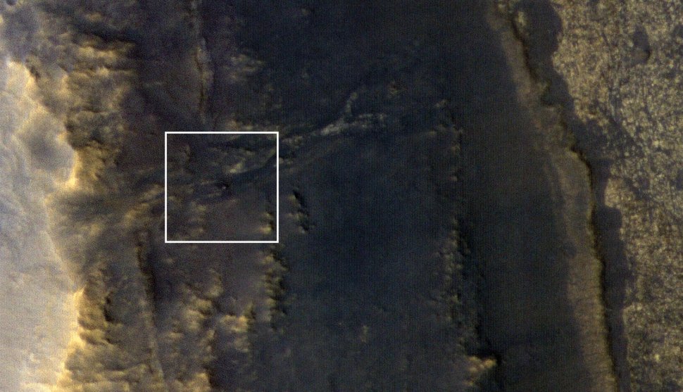 9月20日に火星探査機の高解像度カメラ「HiRISE」が火星の上空268kmの距離から撮影した画像。白線で囲まれたエリアは幅が約46m、1.6km四方の中心に探査車「オポチュニティー」を発見した（NASA提供）